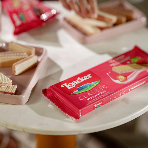 Loacker Kekse 3x Loacker Wafer Classic Fragola Waffeln gefüllt mit Erdbeercreme, 175 g